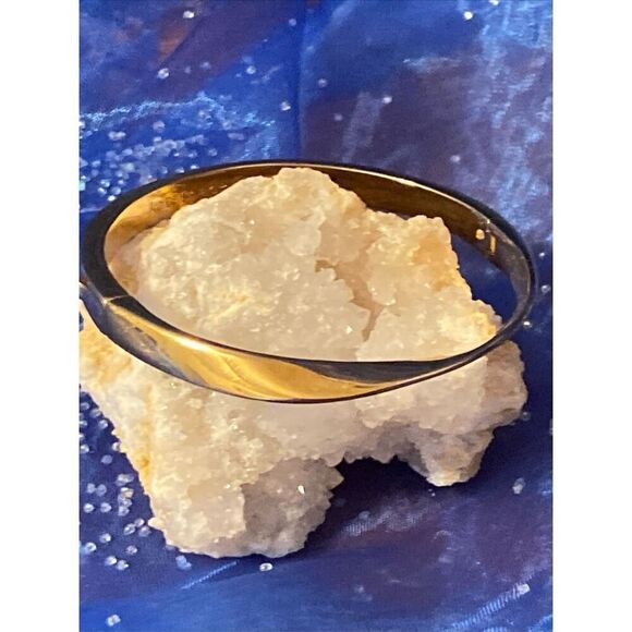 EUC Kate Spade Gold Tone Do The Twist Hinged Bangle Bracelet size 6.75 - Picture 3 of 10